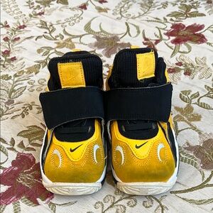 Nike Kids Yellow and Black Sneakers